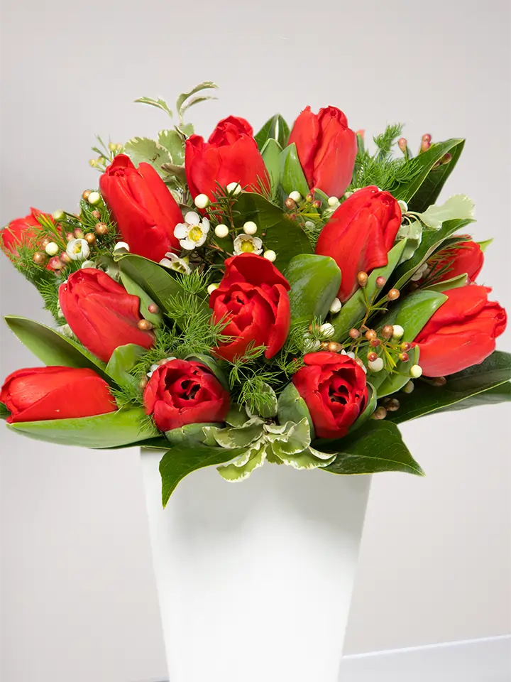 Close up di bouquet di tulipani rossi